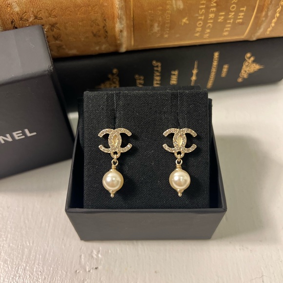 CHANEL CC CRYSTAL PEARL EARRINGS A23 V - Picture 3 of 5